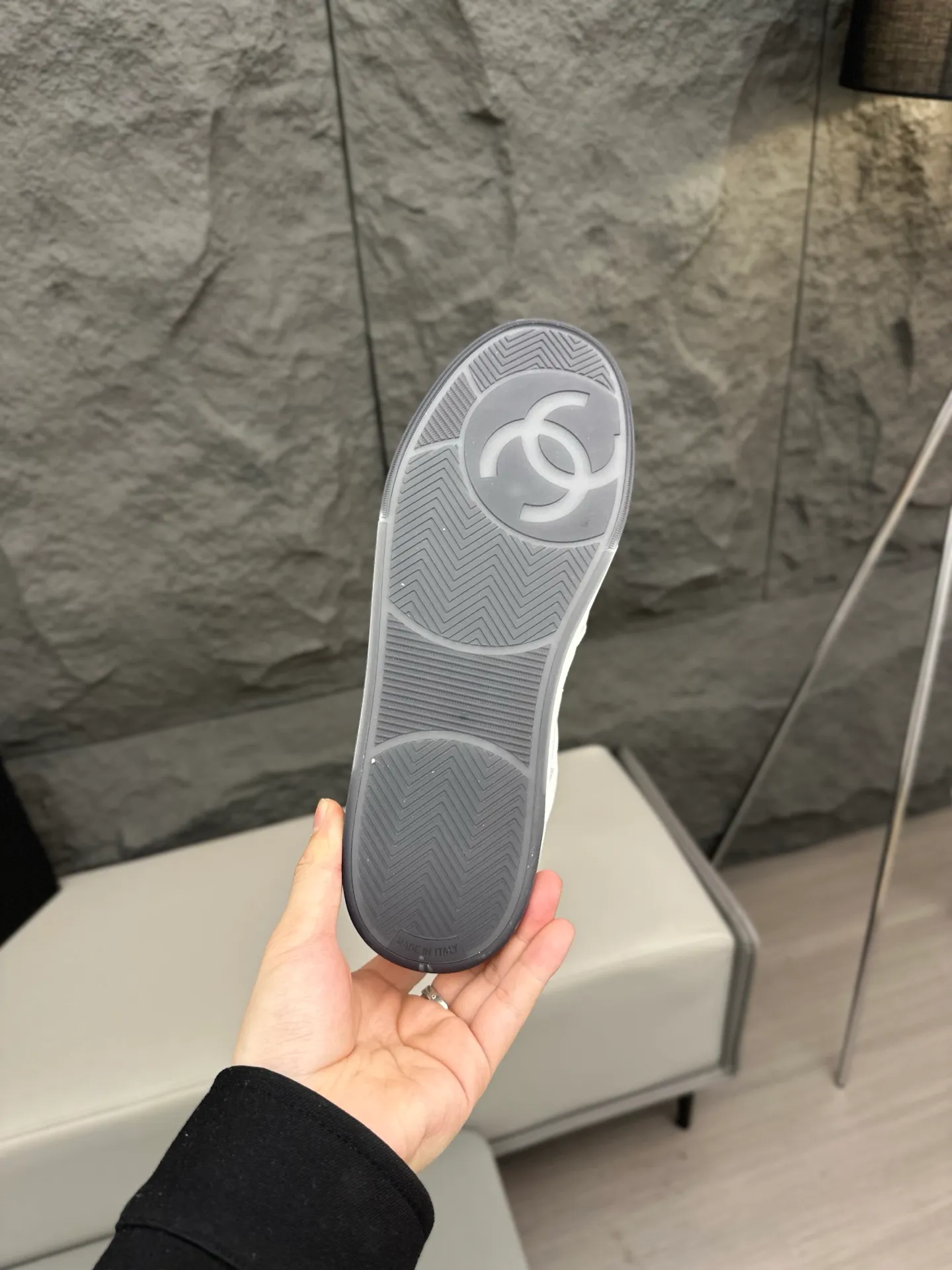 💰740 Chanel, 2024 spring new style / ♞size; 38~45 (38 45 customized) Men's Chanel sneakers, January's style premium is super serious, basically you can't buy it. The counter sister received this color and it happened to be in my men's size. I really didn't like it at first, but after I put it on, I found it to be very versatile. The same design of the diamond surface of the classic CF flap bag is very recognizable, and the double C The logo is not too high-profile. I love it. I recommend this one and you must try it on. You can’t tell how handsome it is by looking at the pictures.